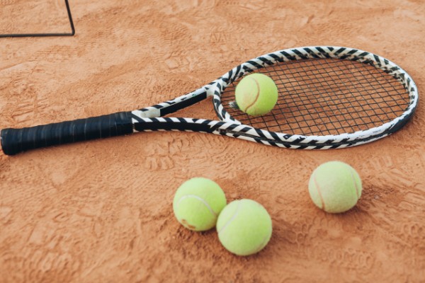 【テニス雑学】ラケットに2回当たった！これって反則？セーフ？
